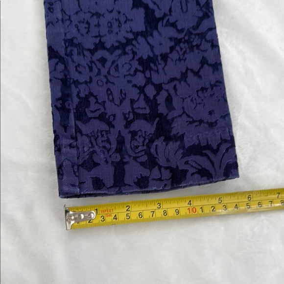 The essential SKINNY by ANTHROPOLOGY | Floral Patterned Pants in Purple | Size 2 - Picture 9 of 9